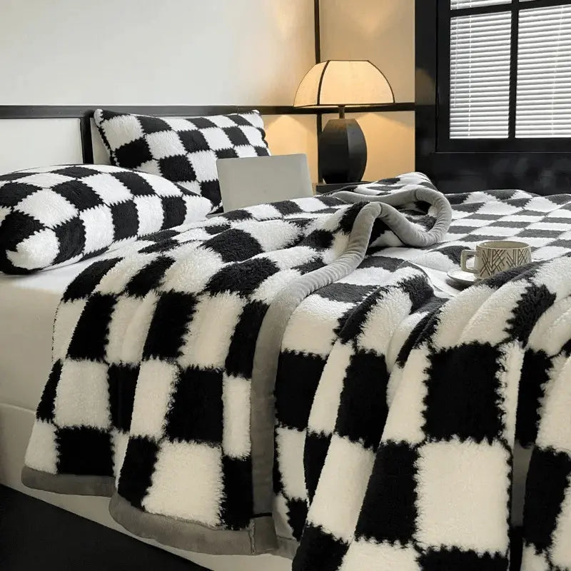 Soft fleece throw blanket for bedroom and living room décor
